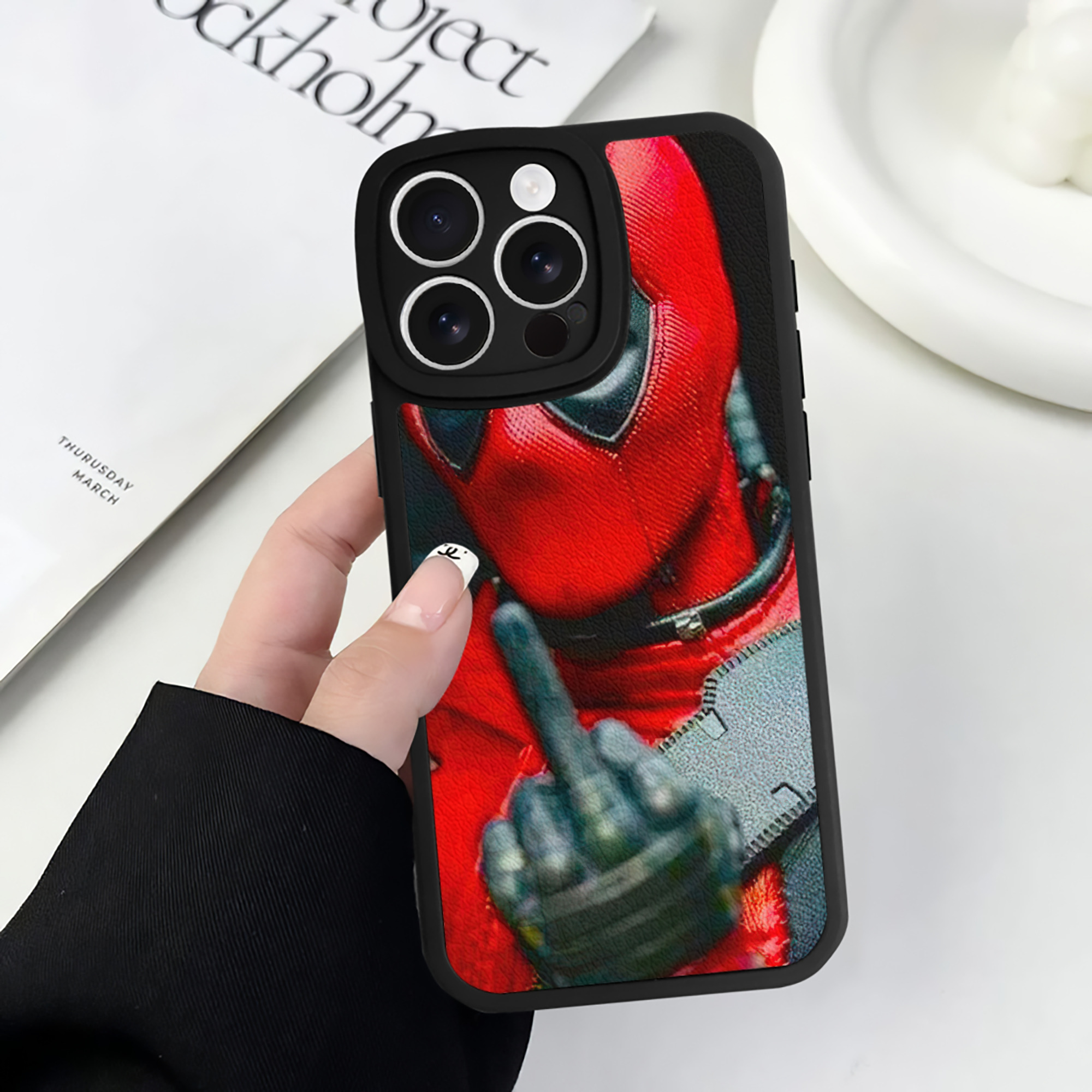 （画像用） Deadpool デッドプール 【iPhone 16シリーズ対応】シリコンスマホケース（レザー調） 材質：シリコン